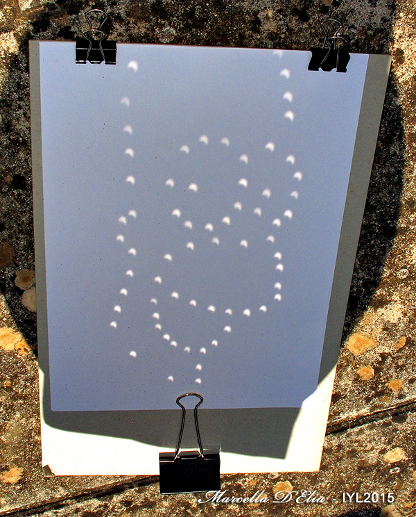 Il Sole eclissato visualizzato attraverso i fori stenopeici